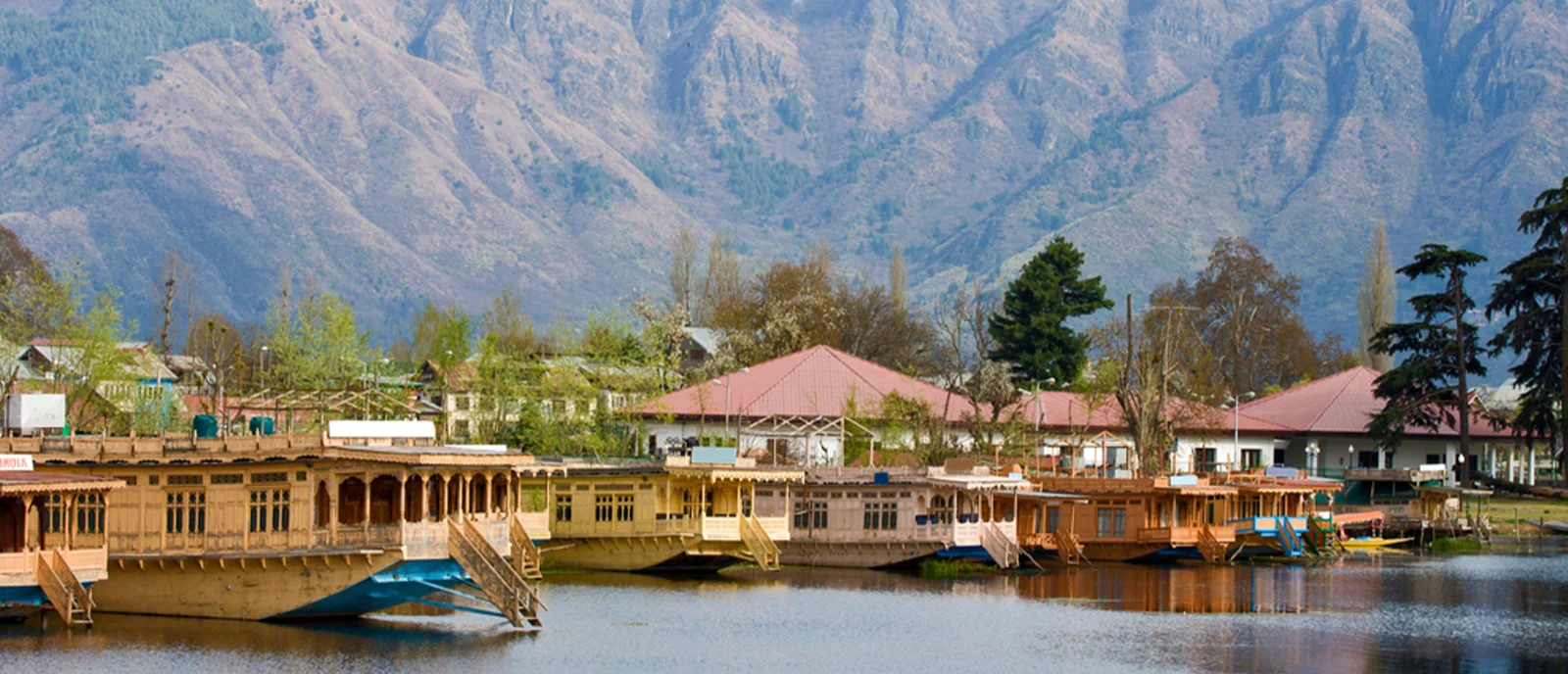 Romantic Escapes in Srinagar: Houseboats, Lakes, and The LaLiT Grand Palace